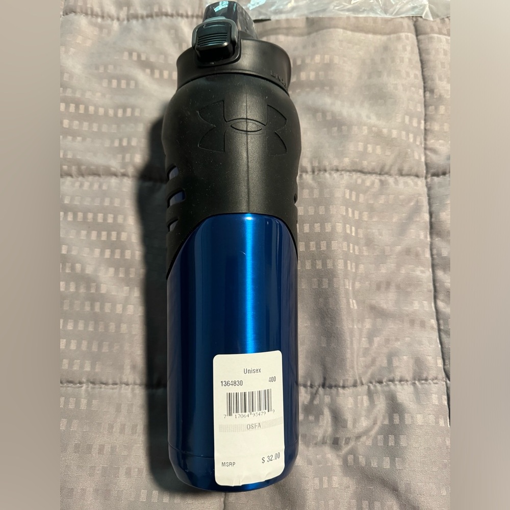 NWT UA 24 oz insulated water bottle / thermos